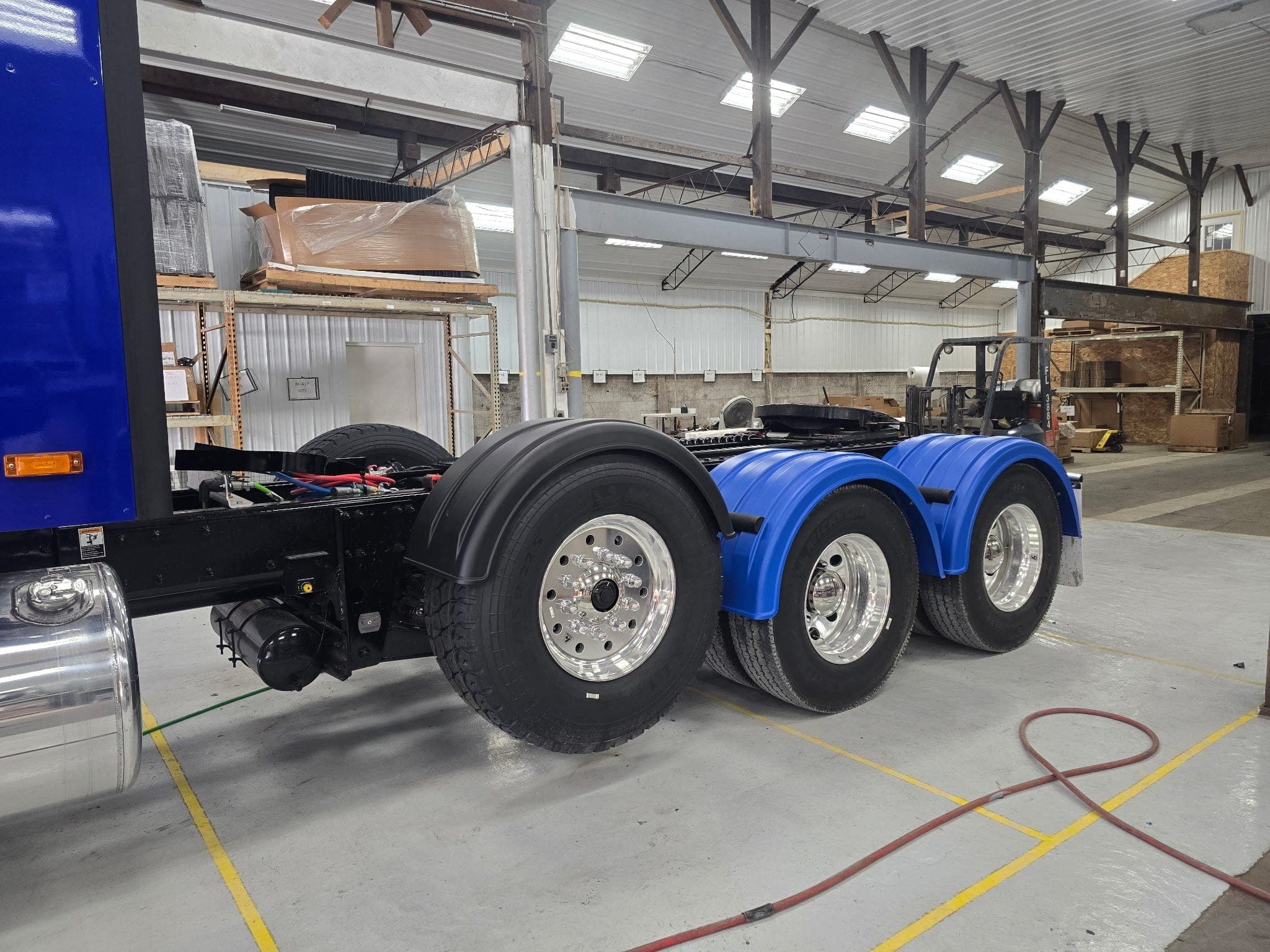 Pinnacle Heavy Duty fender installed on a Class 8 truck
