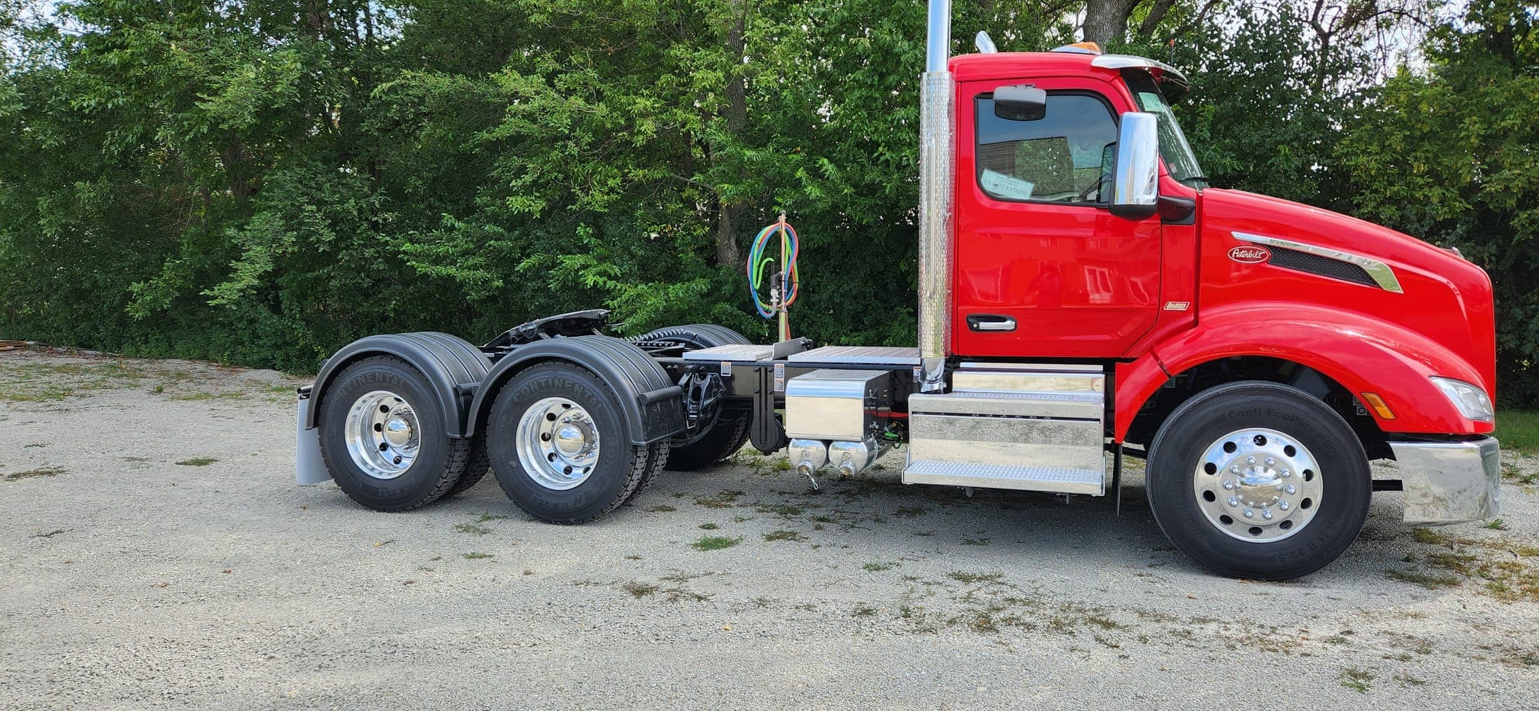 Pinnacle Heavy Duty fender installed on a Class 8 truck